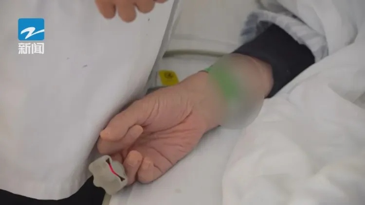 男子口吐白沫，一查两肺全白了，竟是因为这个习惯！冬天洗澡要注意