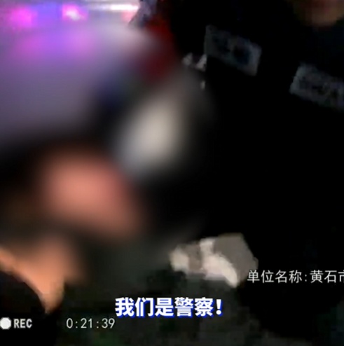 心疼又好笑!轻生小伙被救后“挨训”,醉到站不稳仍不忘敬礼 心疼又好笑!轻生小伙被救后“挨训”,醉到站不稳仍不忘敬礼
