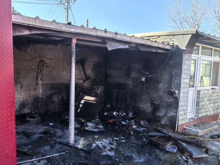 孝顺女婿辛苦烤串,不小心“火烧”岳父家! 孝顺女婿辛苦烤串,不小心“火烧”岳父家!