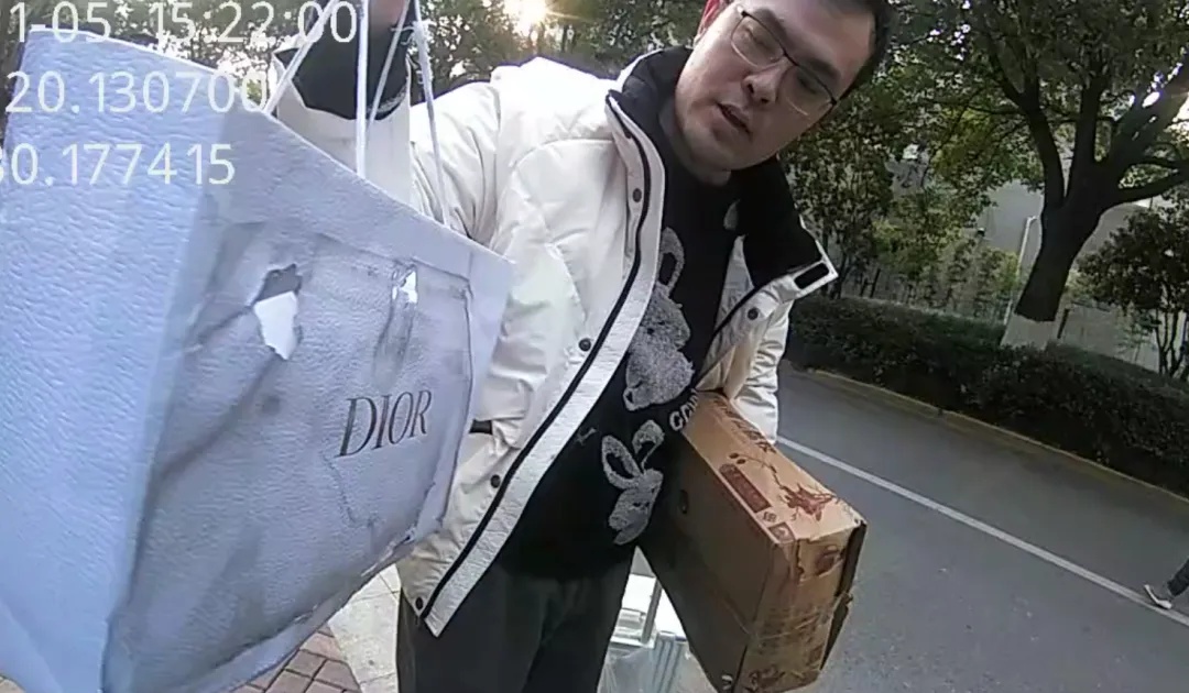 30万年终奖突然消失!杭州男子急疯:这年怎么过…结果亮了 30万年终奖突然消失!杭州男子急疯:这年怎么过…结果亮了