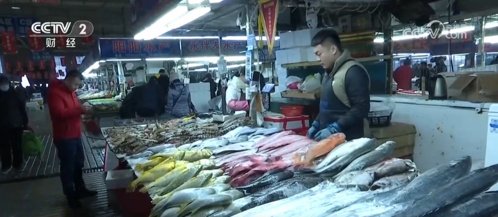 节前年货市场琳琅满目购销两旺 “舌尖上的美食”开启浓浓年味 节前年货市场琳琅满目购销两旺 “舌尖上的美食”开启浓浓年味
