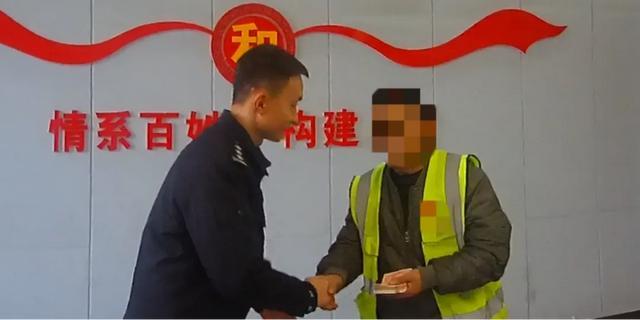 这位司机师傅直接将车开进了派出所 这位司机师傅直接将车开进了派出所