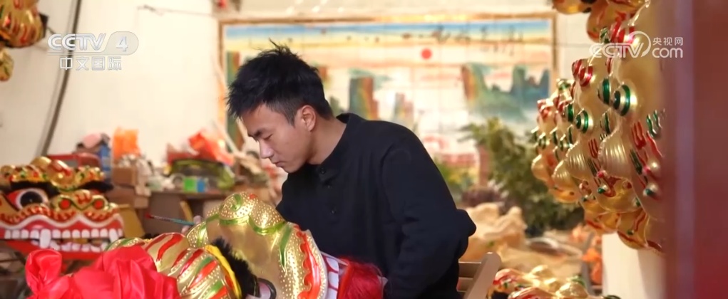 传统春节民俗与特色产业惊喜“碰撞” 激发乡村振兴“新引擎” 传统春节民俗与特色产业惊喜“碰撞” 激发乡村振兴“新引擎”