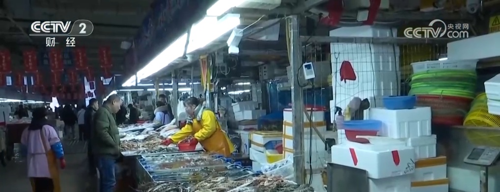 节前年货市场琳琅满目购销两旺 “舌尖上的美食”开启浓浓年味 节前年货市场琳琅满目购销两旺 “舌尖上的美食”开启浓浓年味