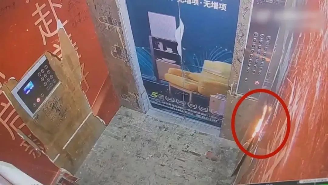 男孩电梯内放火!家长将面临万元赔付! 男孩电梯内放火!家长将面临万元赔付!