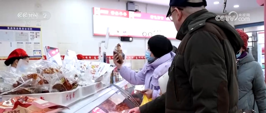 节前年货市场琳琅满目购销两旺 “舌尖上的美食”开启浓浓年味 节前年货市场琳琅满目购销两旺 “舌尖上的美食”开启浓浓年味