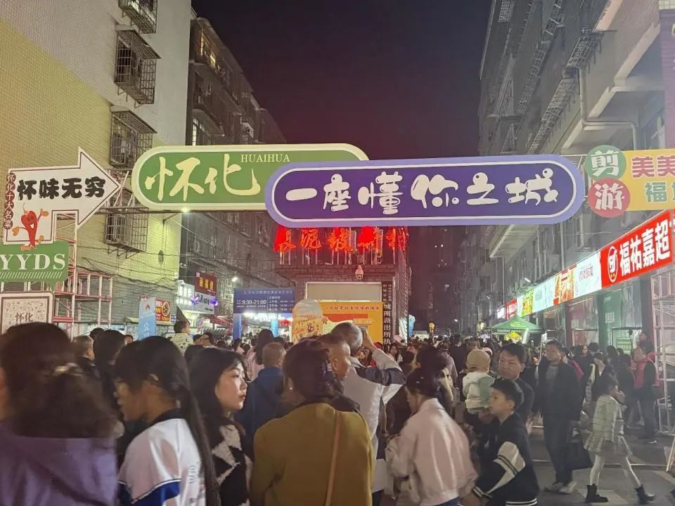 理发师晓华：店里多了5名理发师，春节期间不涨价，不会上春晚舞台