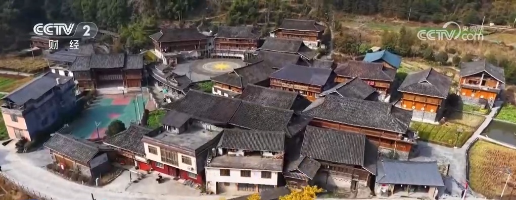 节前年货市场琳琅满目购销两旺 “舌尖上的美食”开启浓浓年味 节前年货市场琳琅满目购销两旺 “舌尖上的美食”开启浓浓年味