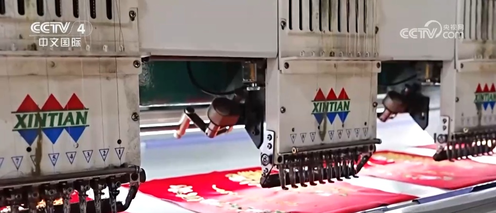 传统春节民俗与特色产业惊喜“碰撞” 激发乡村振兴“新引擎” 传统春节民俗与特色产业惊喜“碰撞” 激发乡村振兴“新引擎”