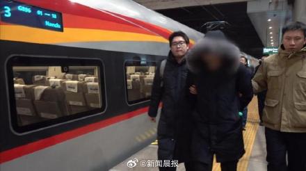 男子乘网约车下车时顺走司机手机