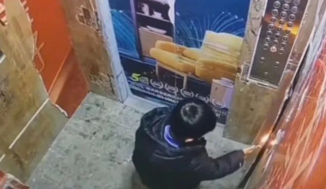 男孩电梯内放火!家长将面临万元赔付! 男孩电梯内放火!家长将面临万元赔付!