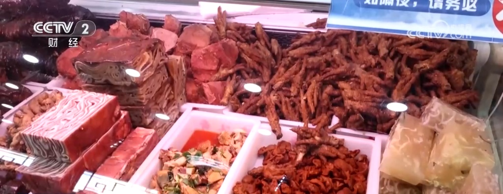 节前年货市场琳琅满目购销两旺 “舌尖上的美食”开启浓浓年味 节前年货市场琳琅满目购销两旺 “舌尖上的美食”开启浓浓年味