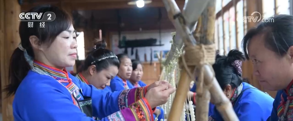 节前年货市场琳琅满目购销两旺 “舌尖上的美食”开启浓浓年味 节前年货市场琳琅满目购销两旺 “舌尖上的美食”开启浓浓年味