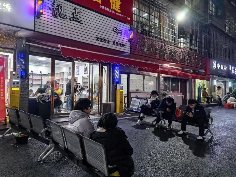 理发师晓华：店里多了5名理发师，春节期间不涨价，不会上春晚舞台