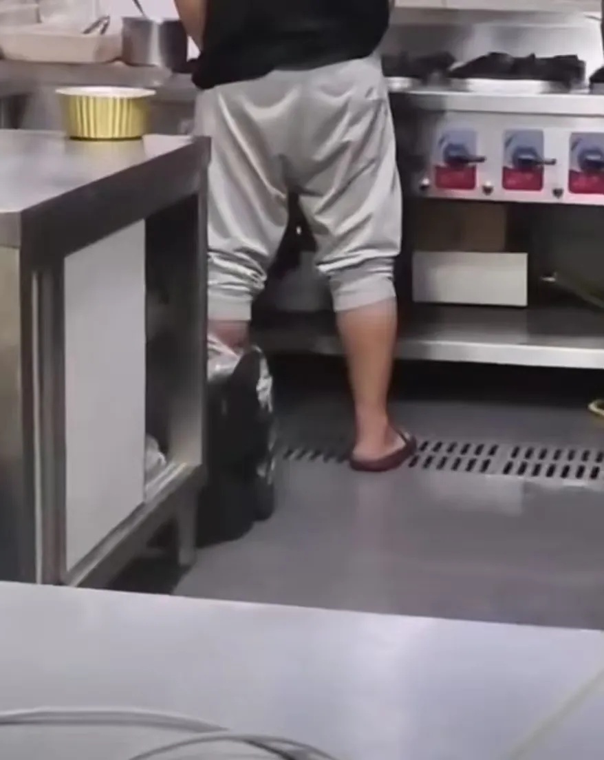 火锅店员工在后厨小便?成都官方通报:情况属实,立案调查 火锅店员工在后厨小便?成都官方通报:情况属实,立案调查
