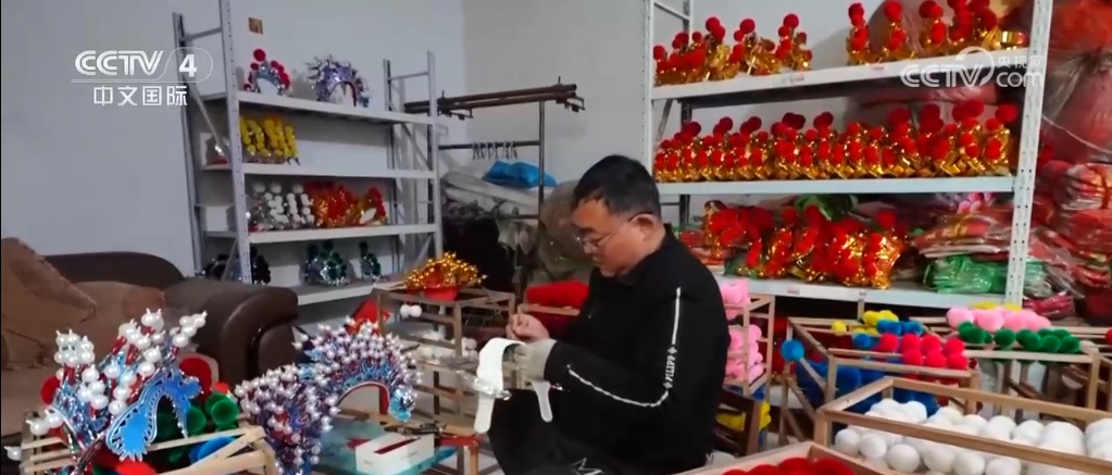 传统春节民俗与特色产业惊喜“碰撞” 激发乡村振兴“新引擎” 传统春节民俗与特色产业惊喜“碰撞” 激发乡村振兴“新引擎”