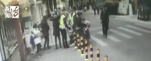 事发上海街头！太惊险，幼童被异物卡住喉咙，他立即冲了上去……