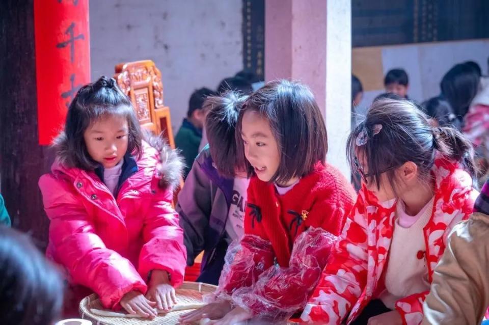 耶咦耶咦在超市“上班”20年的华仔又要开工了，网友：已在散称区