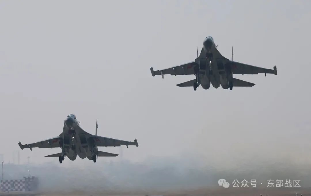 硬核大片!东部战区多架战机呼啸升空实战化训练 硬核大片!东部战区多架战机呼啸升空实战化训练