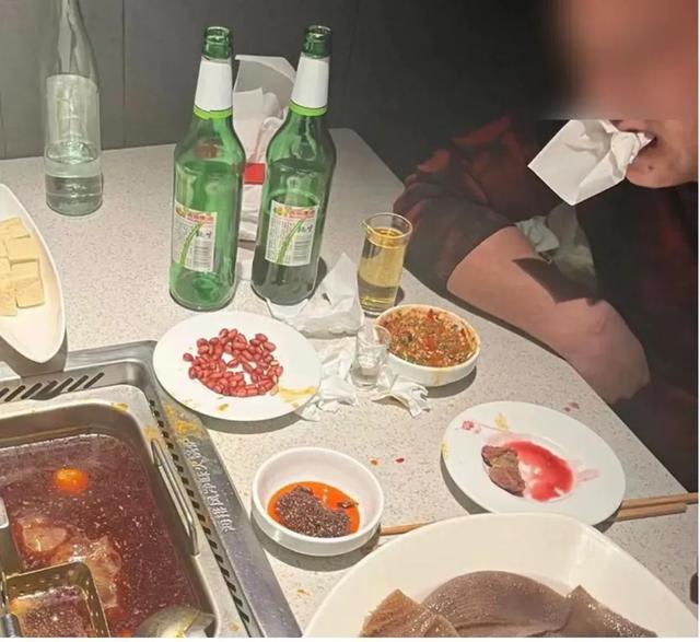 男子满嘴是血6次敲诈海底捞！作案细节披露