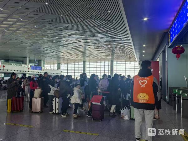 春运迎来首波出行小高峰 交通部门“保姆式”服务 旅客直呼“太贴心”