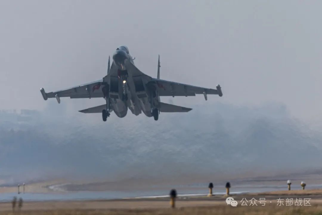 硬核大片!东部战区多架战机呼啸升空实战化训练 硬核大片!东部战区多架战机呼啸升空实战化训练