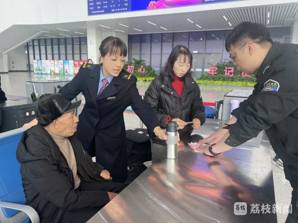 春运迎来首波出行小高峰 交通部门“保姆式”服务 旅客直呼“太贴心”