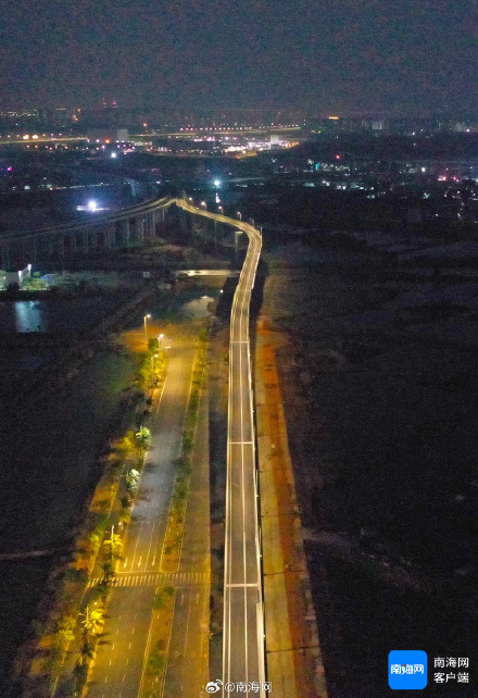 海口新海港片区“二线口岸”，集中查验区专用通道亮灯调试