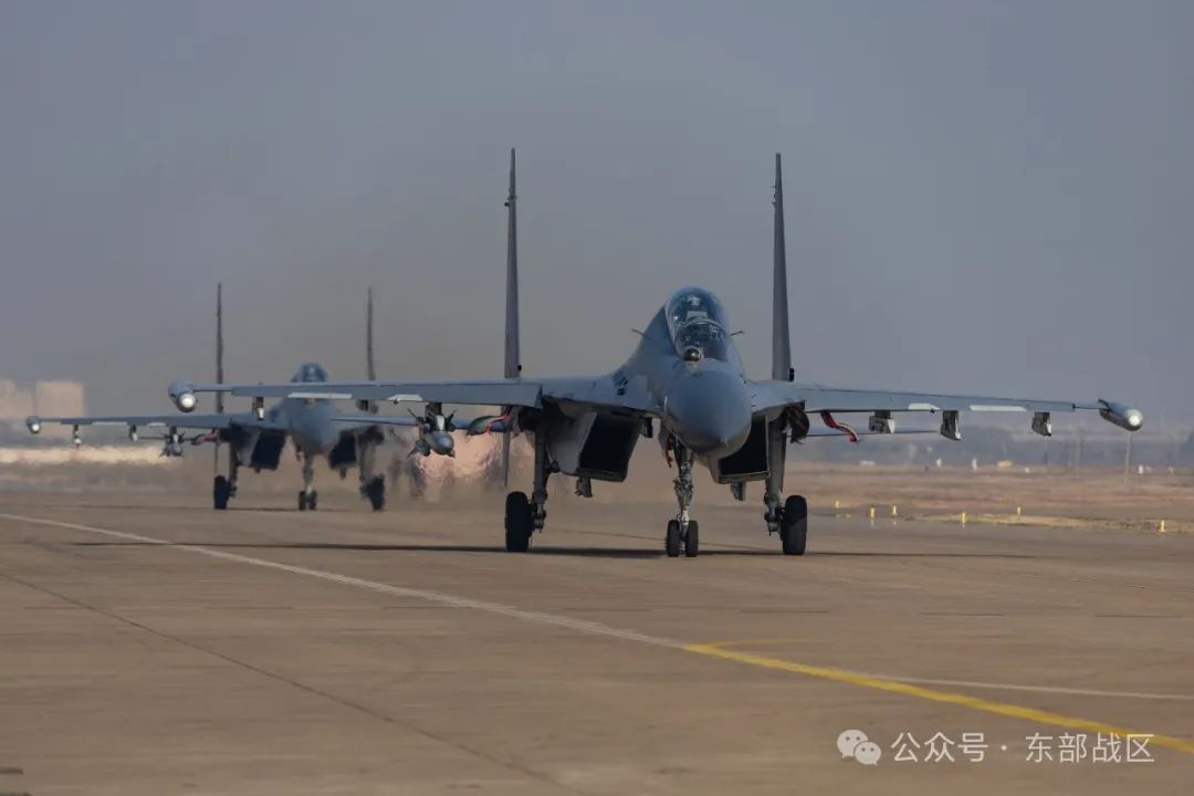 硬核大片!东部战区多架战机呼啸升空实战化训练 硬核大片!东部战区多架战机呼啸升空实战化训练