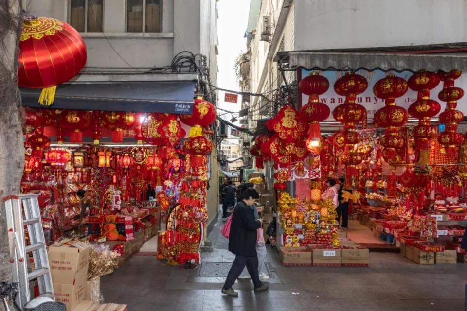 耶咦耶咦在超市“上班”20年的华仔又要开工了，网友：已在散称区