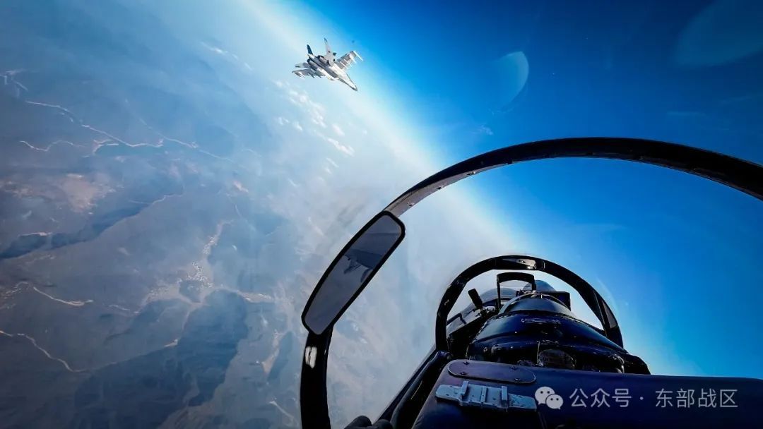 硬核大片!东部战区多架战机呼啸升空实战化训练 硬核大片!东部战区多架战机呼啸升空实战化训练