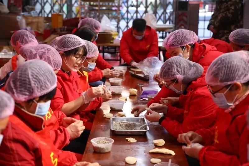 耶咦耶咦在超市“上班”20年的华仔又要开工了，网友：已在散称区