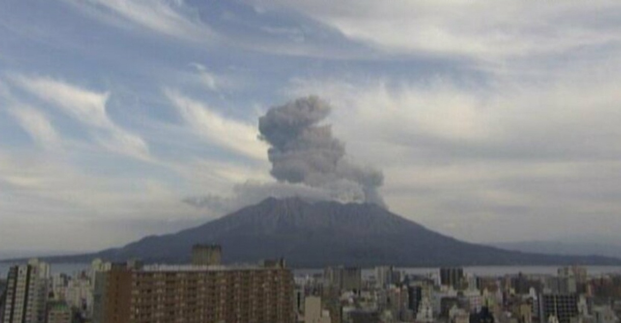 日本樱岛火山喷发 火山灰柱高达2000米