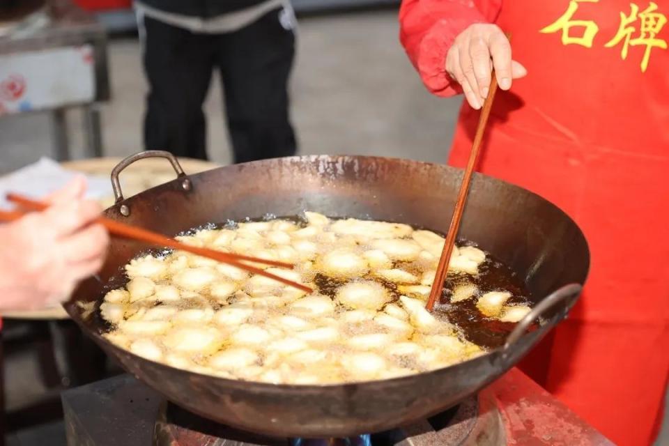 耶咦耶咦在超市“上班”20年的华仔又要开工了，网友：已在散称区