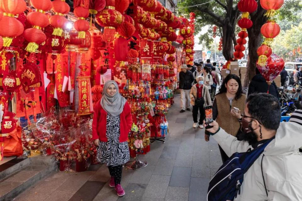 耶咦耶咦在超市“上班”20年的华仔又要开工了，网友：已在散称区