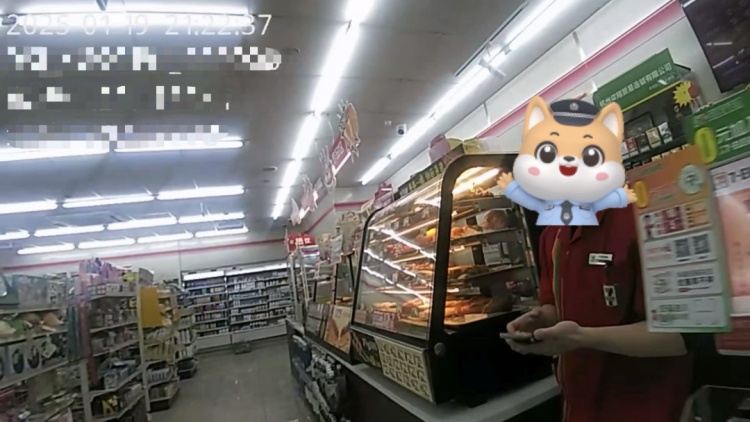 “他把钱塞进我口袋” 收到110元现金后，超市店员果断报警