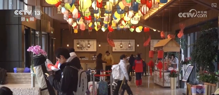 “滑雪+”牵手春节点亮“冰雪经济” 消费新场景持续火爆 “滑雪+”牵手春节点亮“冰雪经济” 消费新场景持续火爆