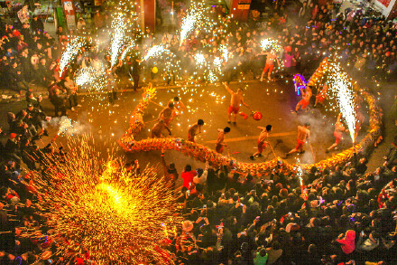 过年来成都黄龙溪古镇!火龙灯舞演出新春全新亮相 过年来成都黄龙溪古镇!火龙灯舞演出新春全新亮相