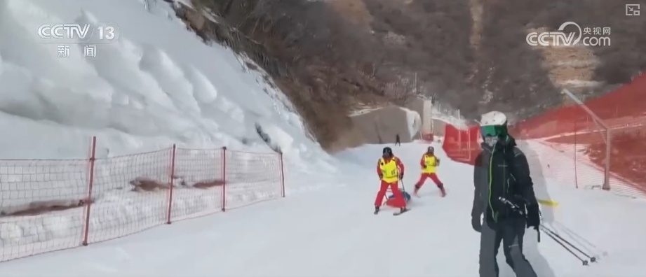 “滑雪+”牵手春节点亮“冰雪经济” 消费新场景持续火爆 “滑雪+”牵手春节点亮“冰雪经济” 消费新场景持续火爆