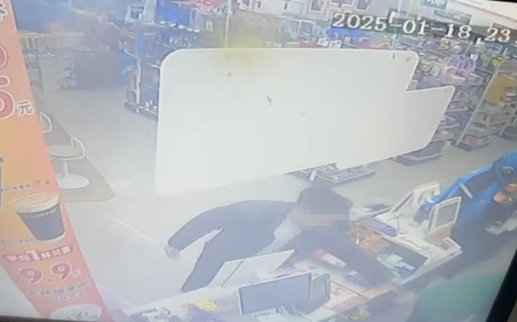 “他把钱塞进我口袋” 收到110元现金后，超市店员果断报警