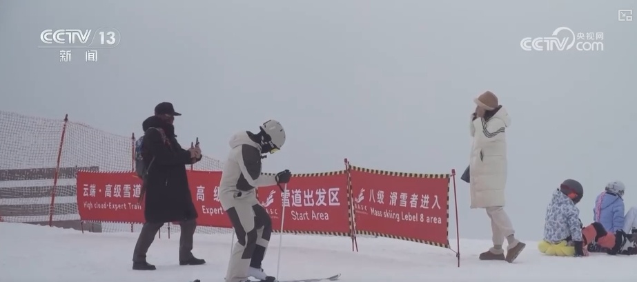 “滑雪+”牵手春节点亮“冰雪经济” 消费新场景持续火爆 “滑雪+”牵手春节点亮“冰雪经济” 消费新场景持续火爆