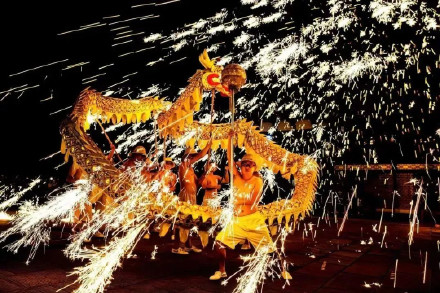 过年来成都黄龙溪古镇!火龙灯舞演出新春全新亮相 过年来成都黄龙溪古镇!火龙灯舞演出新春全新亮相