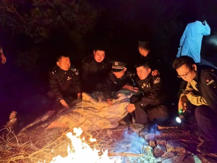 三名男子寒夜被困海面，这场篝火里的接力救援很暖……