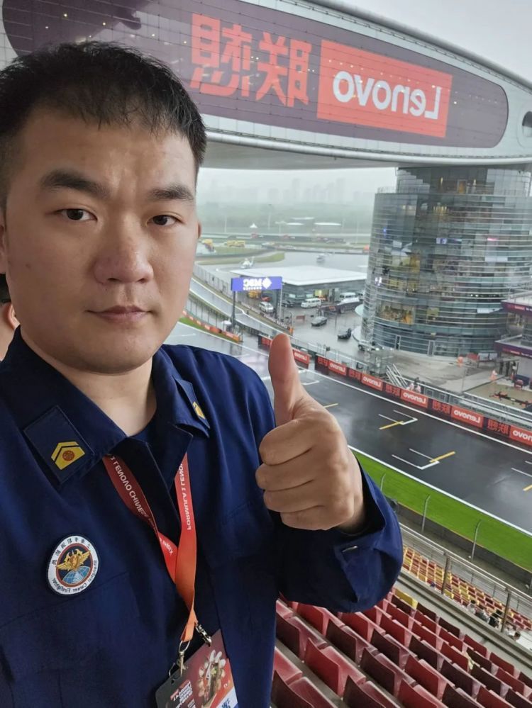 事发上海!一男子骑车撞倒老人逃逸!消防员骑行两公里劝阻截停 事发上海!一男子骑车撞倒老人逃逸!消防员骑行两公里劝阻截停