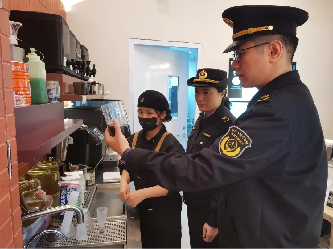 “黑椰草莓牛乳”饮品违规使用食品添加剂！徐汇区市场监管局：罚！