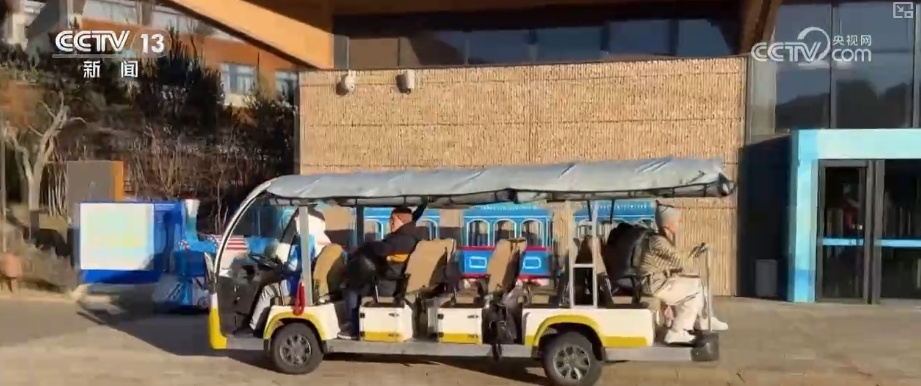 “滑雪+”牵手春节点亮“冰雪经济” 消费新场景持续火爆 “滑雪+”牵手春节点亮“冰雪经济” 消费新场景持续火爆