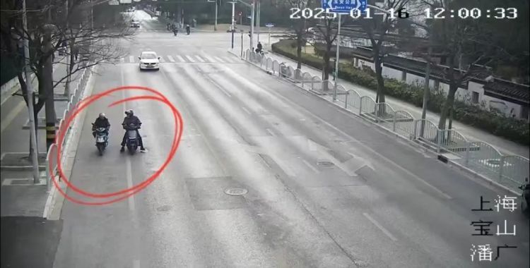 事发上海!一男子骑车撞倒老人逃逸!消防员骑行两公里劝阻截停 事发上海!一男子骑车撞倒老人逃逸!消防员骑行两公里劝阻截停