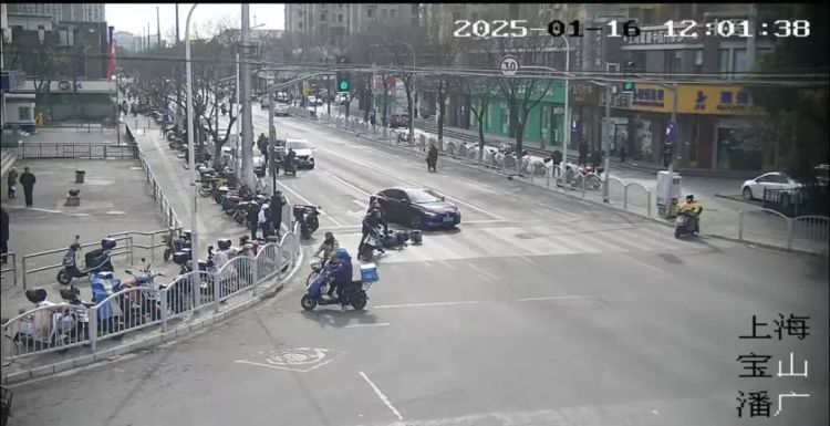 事发上海!一男子骑车撞倒老人逃逸!消防员骑行两公里劝阻截停 事发上海!一男子骑车撞倒老人逃逸!消防员骑行两公里劝阻截停