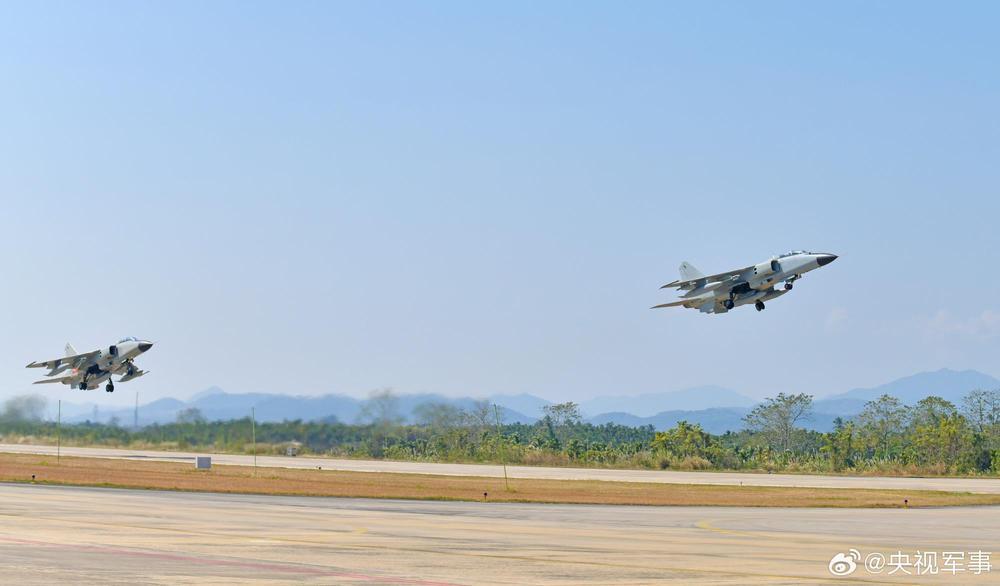 蓝天白云下的战机也太酷了