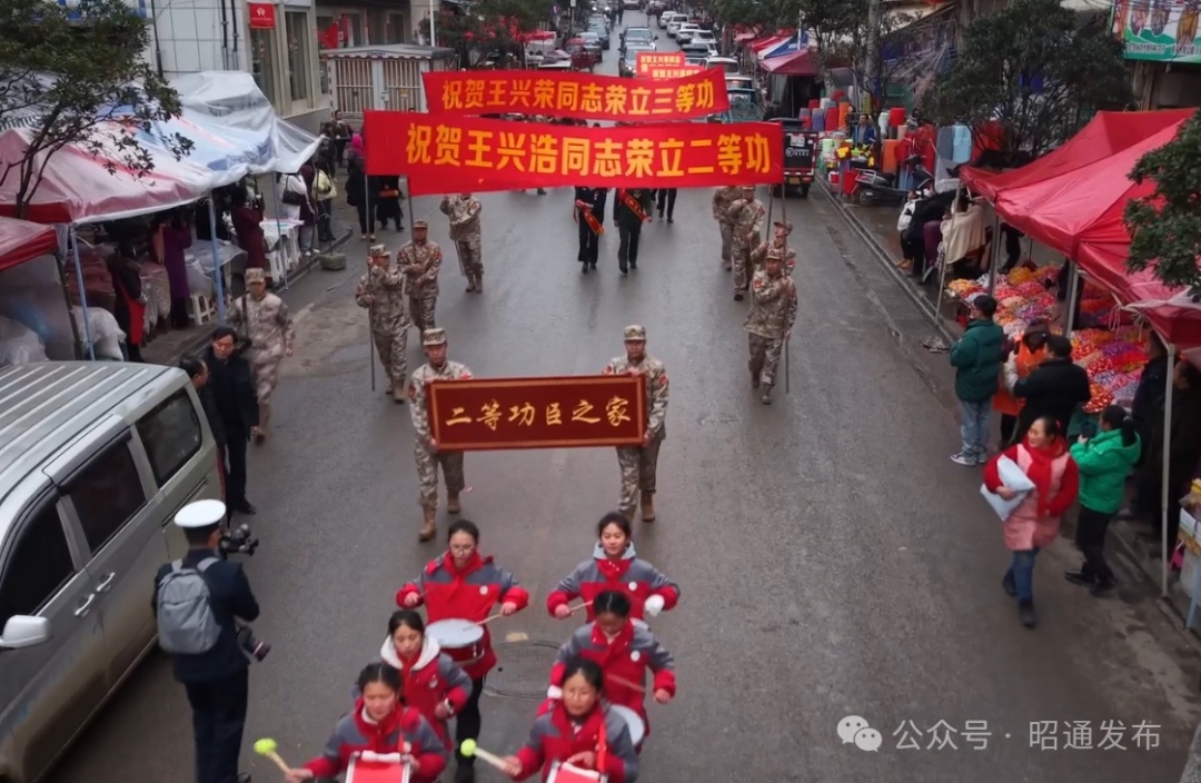 榜样！弟弟二等功，哥哥三等功